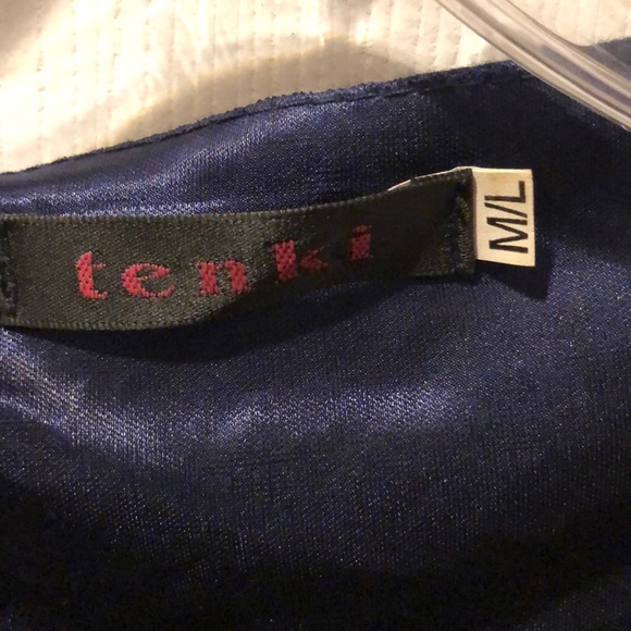 Sleeveless swing tunic with beige rose decor - Picture 2 of 3